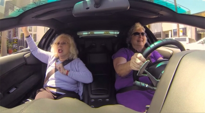 Δύο γιαγιάδες,μία Lamborghini(video)