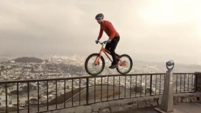 Πηδάει από σκεπές με ένα ποδήλατο! (video)