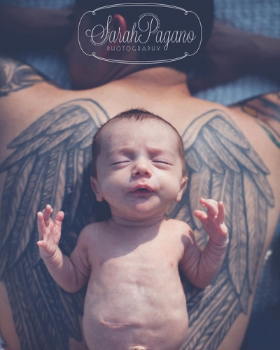Mπαμπάδες με τατουάζ φωτογραφίζονται μαζί με τα παιδιά τους(pics)