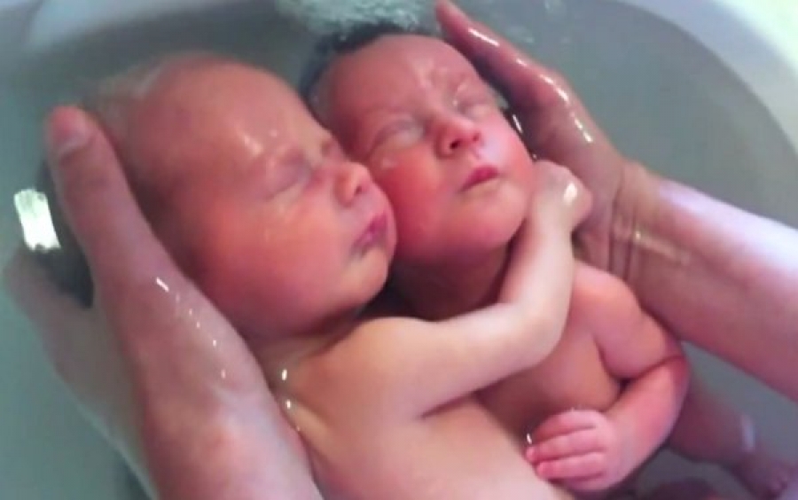 Το πιο χαλαρωτικό βίντεο με δίδυμα που κάνουν μπάνιο μαζί(video)