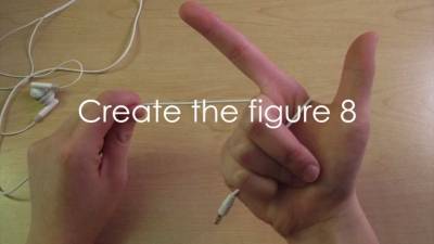 Πως να τυλίγετε τα ακουστικά σας χωρίς να μπλέκονται(video)