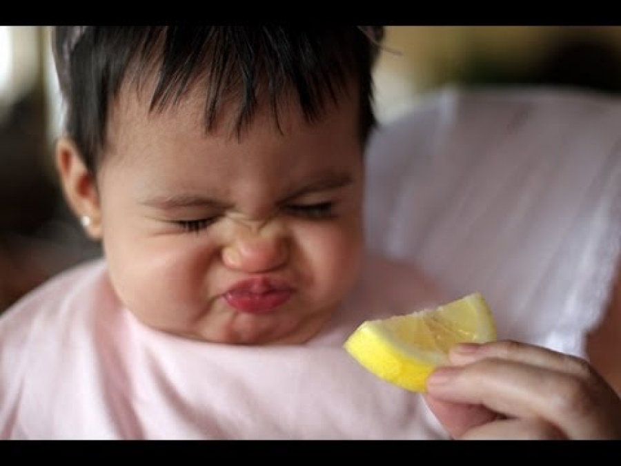 Όταν τα μωρά δοκιμάζουν λεμόνι για πρώτη φορά(video)