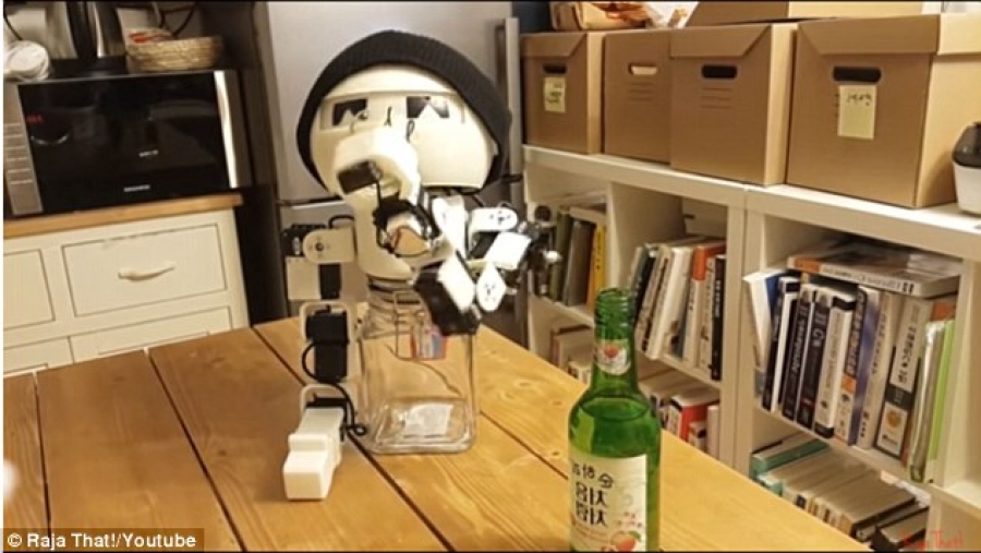 To ρομπότ που τα "πίνει" αλκοόλ μαζί σας!(video)